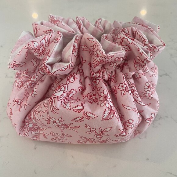 Hearth and Home Hand Crafted Reversible Fabric Tea Cozy Pink & White Sz OS NWOT - Picture 2 of 7